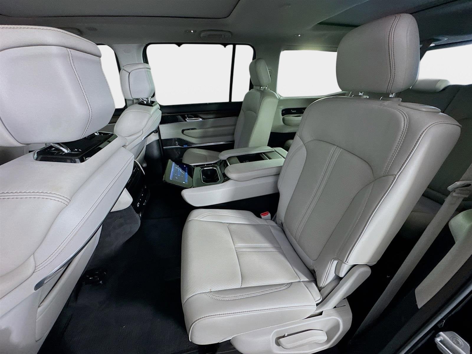 2023 Jeep Grand Wagoneer Base