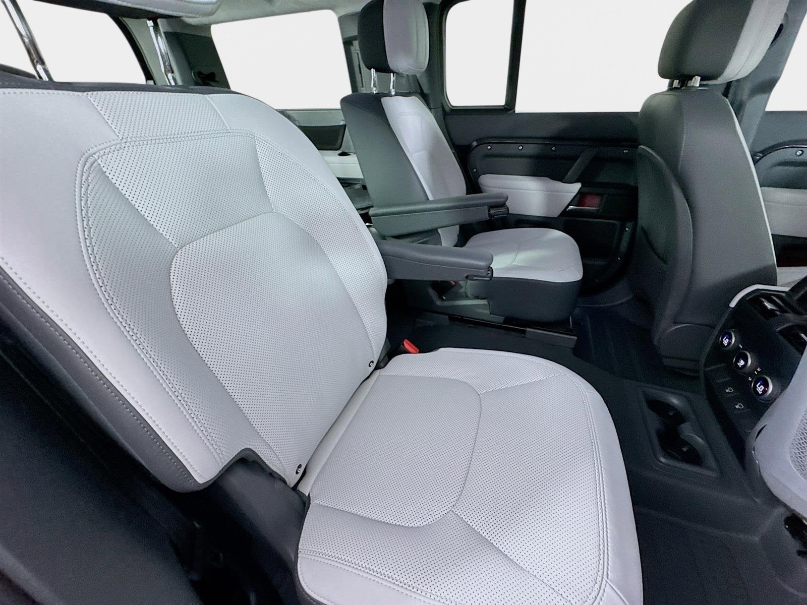 2025 Land Rover Defender V8