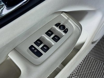 2023 Volvo XC60 Recharge Plug-In Hybrid Plus Bright Theme