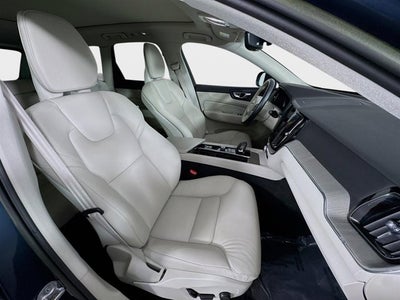 2023 Volvo XC60 Recharge Plug-In Hybrid Plus Bright Theme