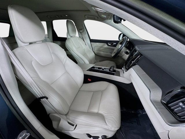 2023 Volvo XC60 Recharge Plug-In Hybrid Plus Bright Theme