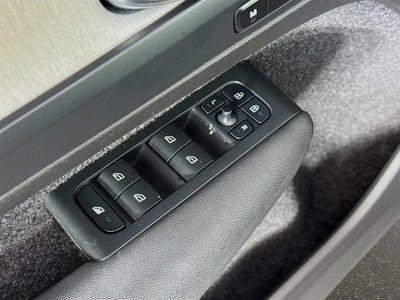 2023 Volvo XC40 Ultimate Dark Theme