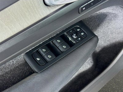 2023 Volvo XC40 Plus Bright Theme