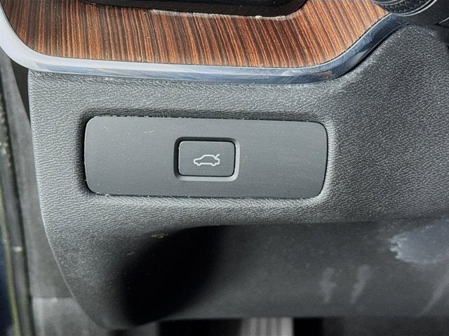 2023 Volvo XC60 Ultimate Bright Theme
