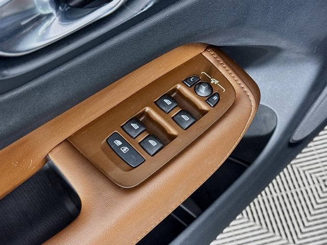 2023 Volvo XC60 Ultimate Bright Theme