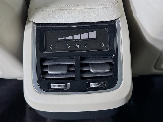 2023 Volvo XC60 Ultimate Bright Theme