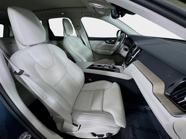 2023 Volvo XC60 Ultimate Bright Theme