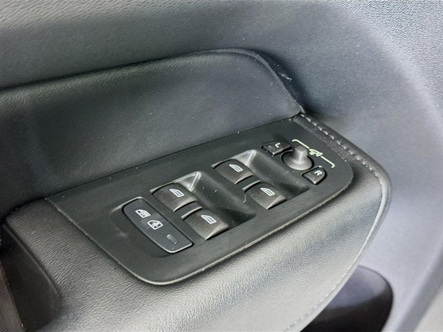 2023 Volvo XC60 Plus Dark Theme