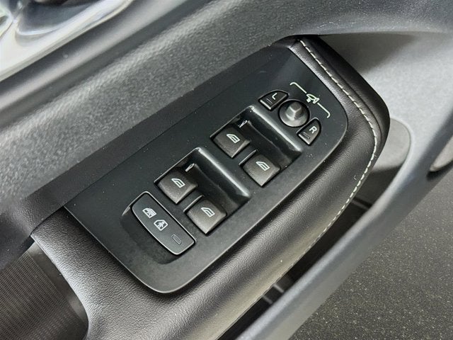 2023 Volvo XC60 Ultimate Dark Theme