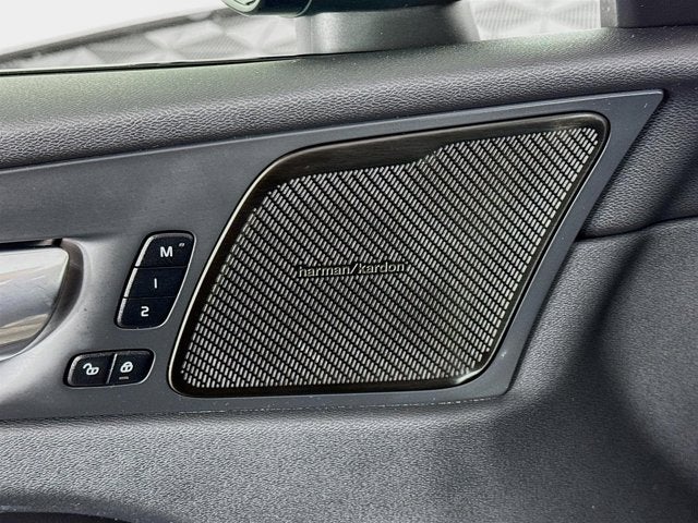 2023 Volvo XC60 Ultimate Dark Theme