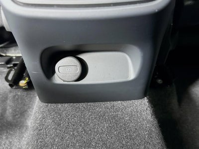 2023 Volvo XC40 Plus Bright Theme