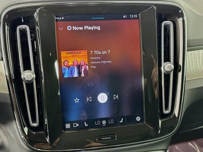 2024 Volvo XC40 Ultimate Bright Theme