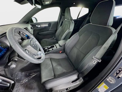 2023 Volvo XC40 Plus Dark Theme