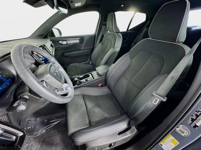 2023 Volvo XC40 Plus Dark Theme