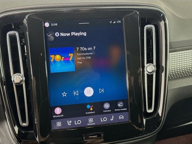 2023 Volvo XC40 Plus Dark Theme