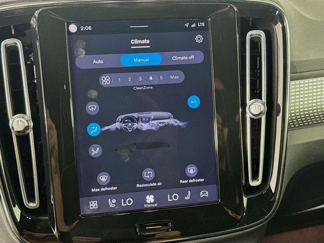 2023 Volvo XC40 Plus Dark Theme