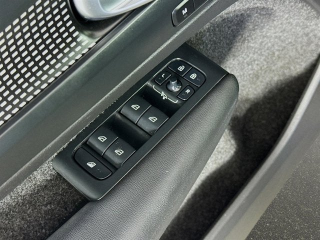 2023 Volvo XC40 Plus Dark Theme