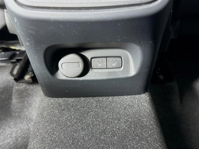 2023 Volvo XC40 Plus Dark Theme