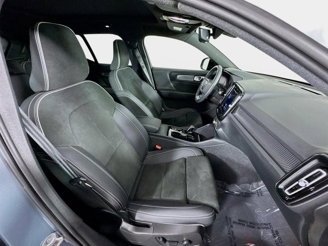 2023 Volvo XC40 Plus Dark Theme