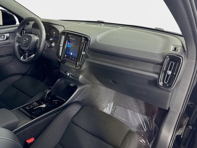 2023 Volvo XC40 Plus Dark Theme