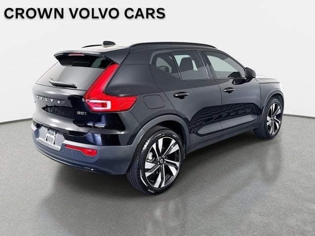 2023 Volvo XC40 Plus Dark Theme