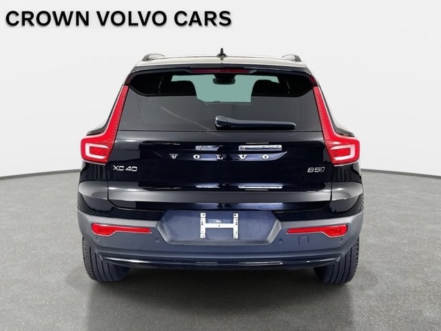2023 Volvo XC40 Plus Dark Theme