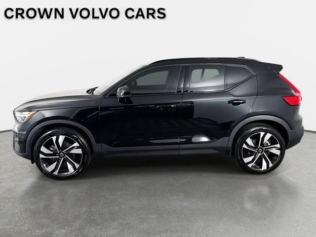 2023 Volvo XC40 Plus Dark Theme