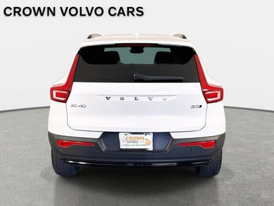 2023 Volvo XC40 Plus Dark Theme