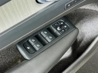 2023 Volvo XC40 Ultimate Dark Theme