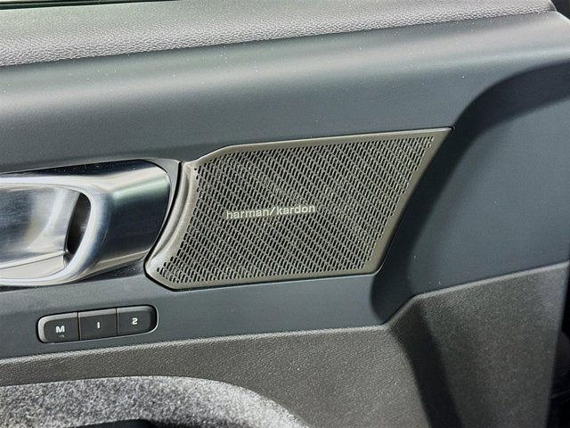 2023 Volvo XC40 Ultimate Dark Theme