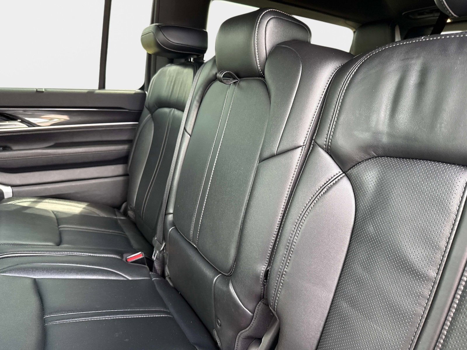 2023 Jeep Wagoneer Base